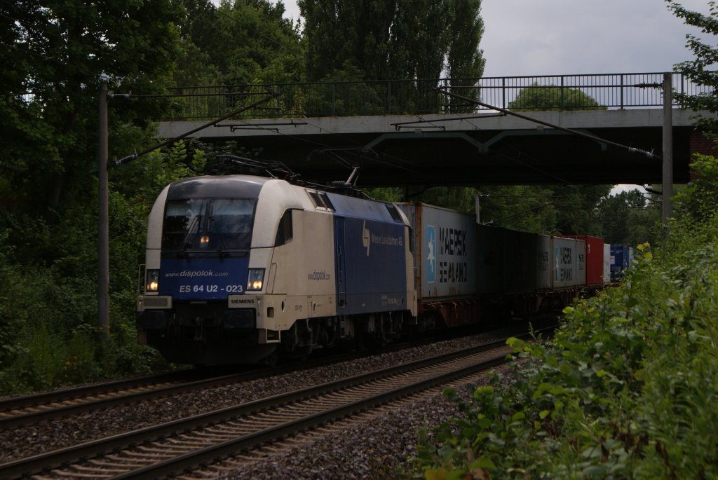 ES 64 U2-023 mit Containerzug in Hannover-Limmer am 30.07.2010