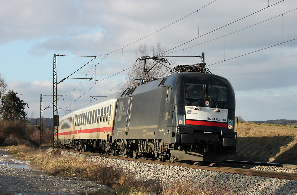 ES 64 U2-061 von MRCE mit dem IC Knigssee bei Ostermnchen (Mnchen - Rosenheim) am 15.1.2012.
