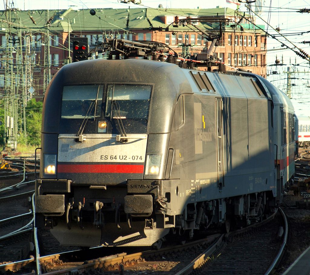 ES 64 U2-074 polterte mit dem IC 2082 von Berchtesgarden Hbf nach Hamburg-Altona in den Hamburger Hbf am 3.6.11.