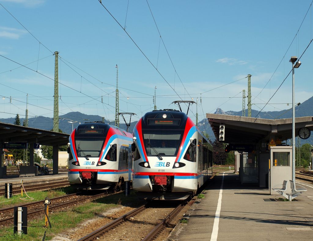 ET 130 der Berchtesgardener Landbahn fuhr als BLB 84239 nach Berchtesgarden aus dem Bahnhof von Freilassing. Rechts steht ET 133 der BLB als Reserveeinheit.
