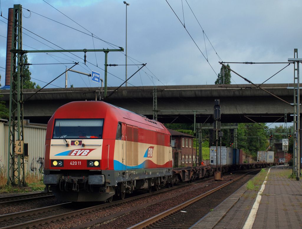 EVB 420 11 fuhr am Morgen des 15.7 mit einem schlecht besetzten Containerzug durch Hamburg-Harburg.