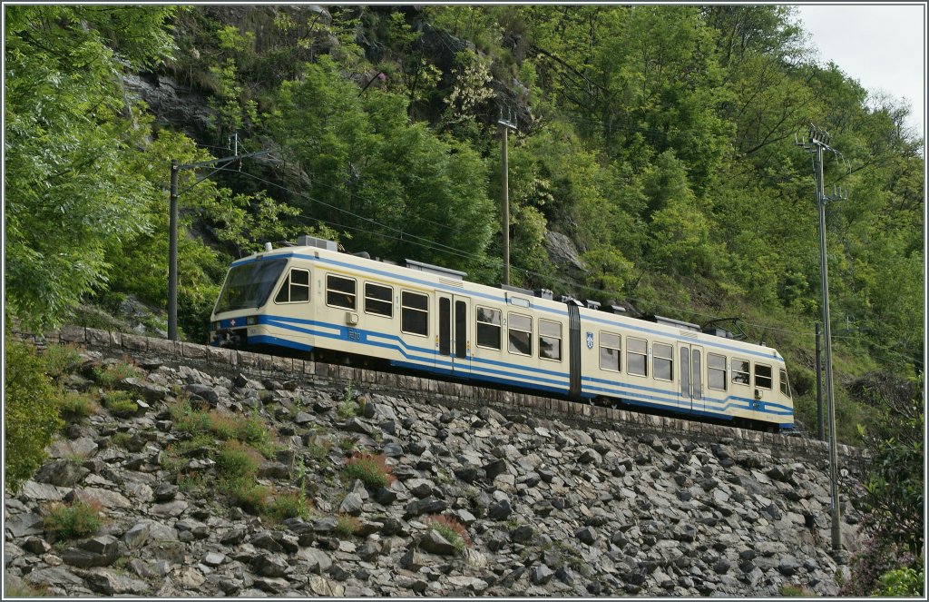 FART Regionalzug 309 von Camdo nach Locarno kurz nach Intragna. 
22. Mai 2013