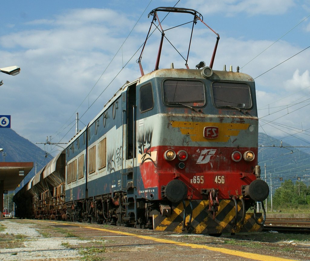 FS 655-456 in  Ursprungslackierung  mit einem kurzen Gterzug in Domodossola am 27. Juli 2009.
