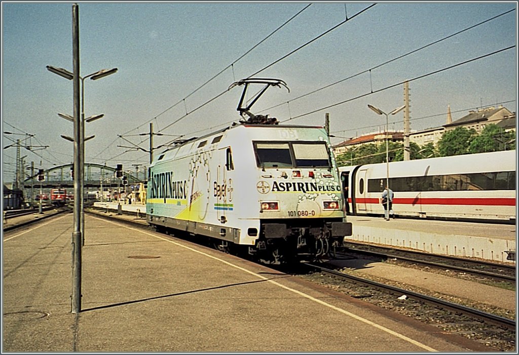 Fr mich die schnste Werbe 101: die  Aspirin  101 080-0, hier in Wien Westbahnhof im Frhjar 2001. 
(analgos Foto ab CD)