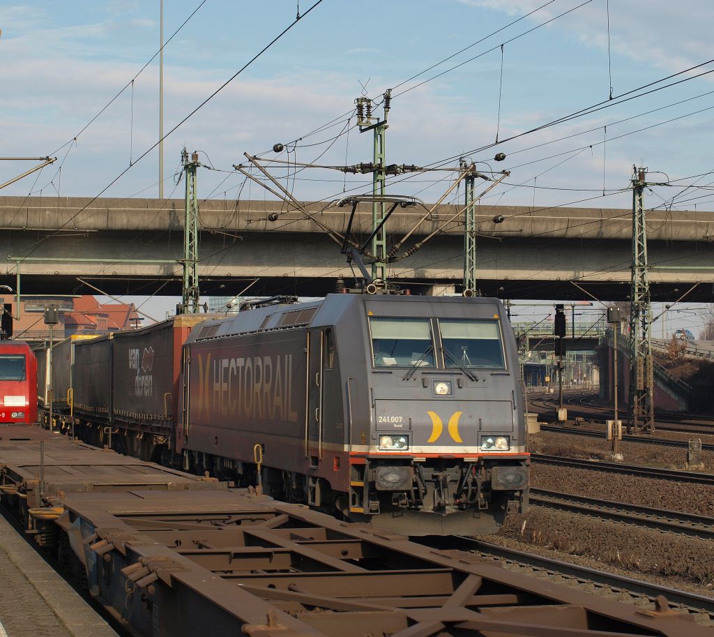 Genau im falschen Moment kam Hectorrails 241.007 mit einem Van-Dieren durch den Harburger Bahnhof gefahren.