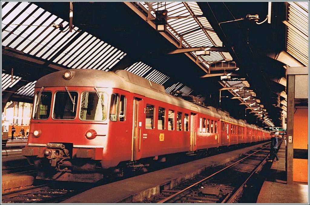  Goldkstenexpress  RABDe 12/12 in Zrich HB.
Gescanntes Foto vom 1. Sept. 1984