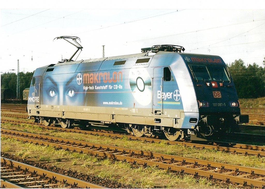 Gut zur Geltung kammt am 11.10.2003 die  Makrolon  Werbung der 101 087.Beim warten auf den Autozug aus Sassnitz/Mukran wurde siem in Rostock-Seehafen geknipst.