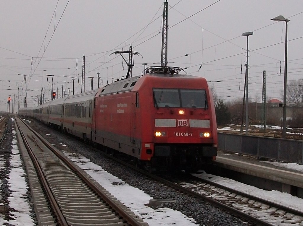 IC 2212 Koblenz-Binz gezogen von 101 048 am 13.Januar 2011 bei der Einfahrt in Bergen/Rgen.