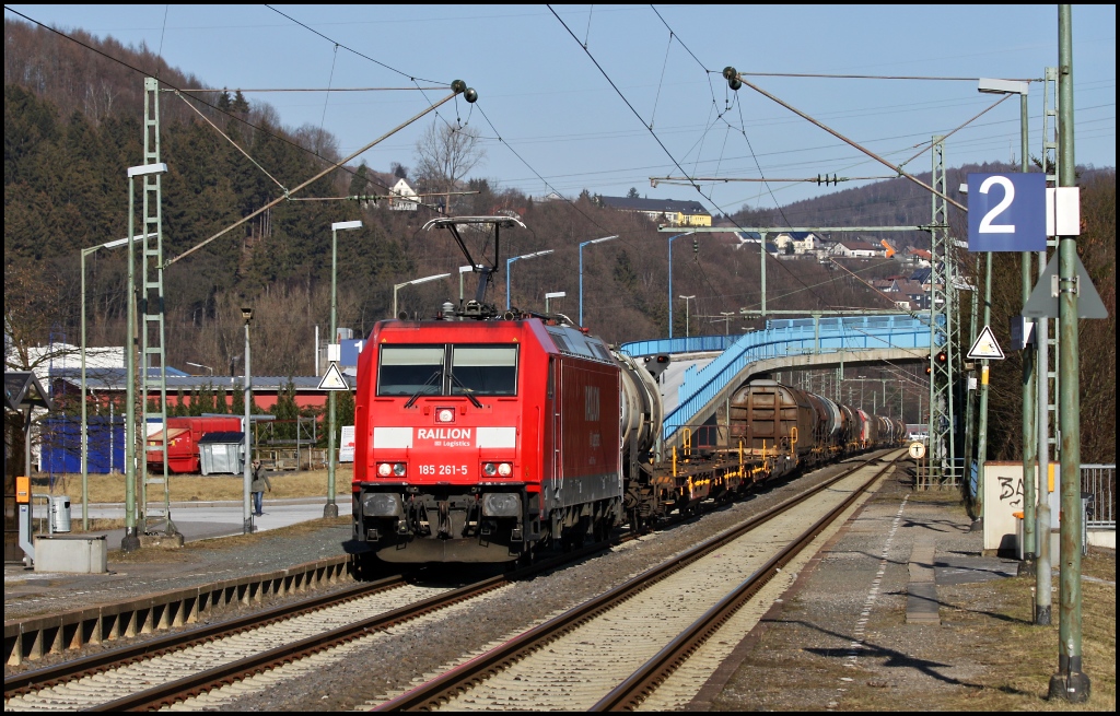 Ich hatte auf bunte Umleiter vom Rhein gehofft...doch leider kamen nur verkehrsrote Loks, wie hier die 185 261 die ihren Gterzug am 11.02.12 durch Mudersbach in Richtung Kln Gremberg zog.