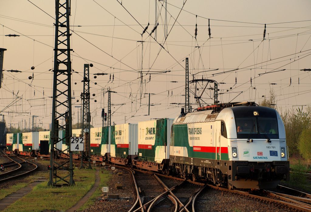 Im Abendlicht schob 183 701 den  Train of Ideas  aus dem Bahnhof Hamburg-Altona in die Abstellanlage am 19.4.11.