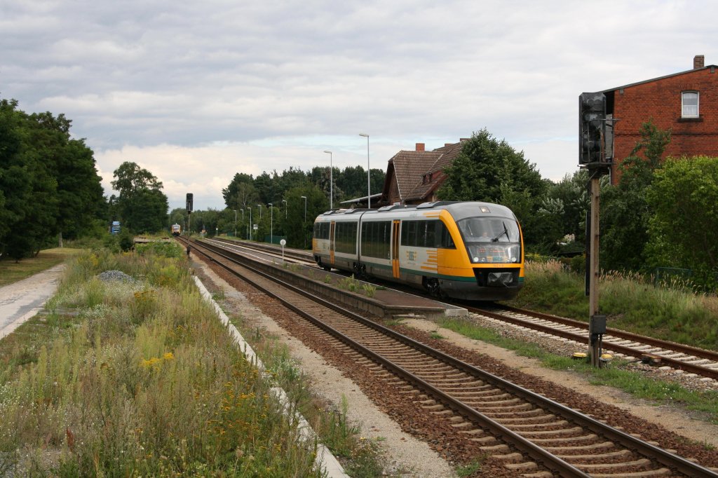 Im Bahnhof von Schleife kreuzten sich am 11.08.12 die ODEG-Triebwagen 642 415/915 und 642 416/916. Letzterer wurde bei seiner Ausfahrt nach Cottbus fotografisch festgehalten.
