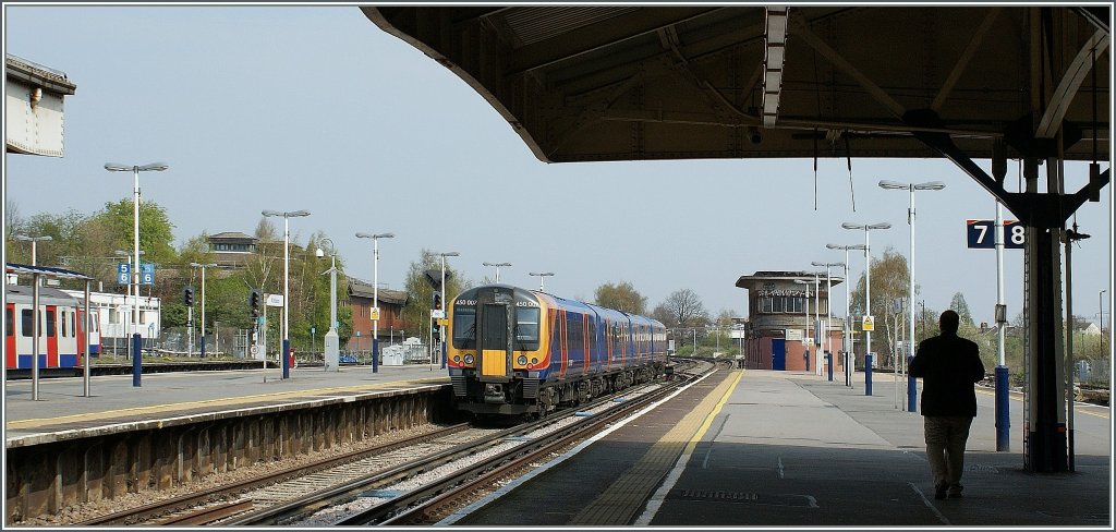 Im Bahnhof Wimbledon fhrt gerade ein Class 450 Triebwagenzug Richtung London durch. 
19.04.2010