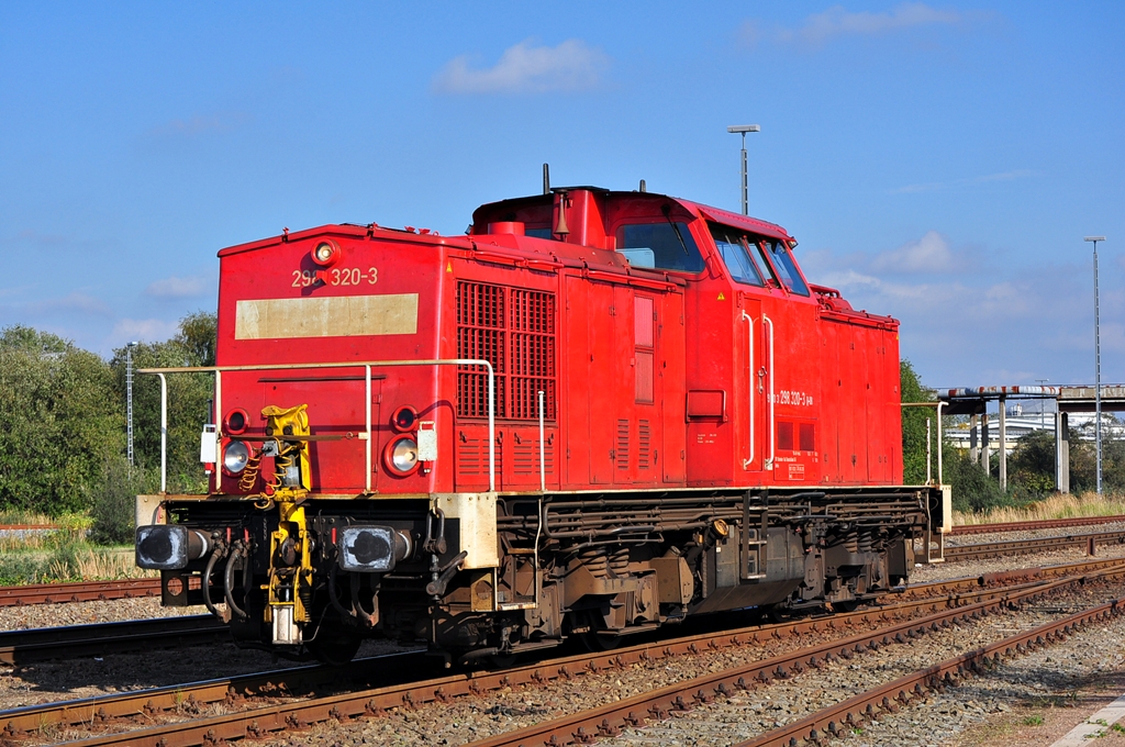 Im besten Licht zeigt sich die 298 320 am 02.12.2012 im Seehafen Rostock.Die Lok einen mit Kalkammonsalpeter beladenen Zug zum entladen gebracht.  