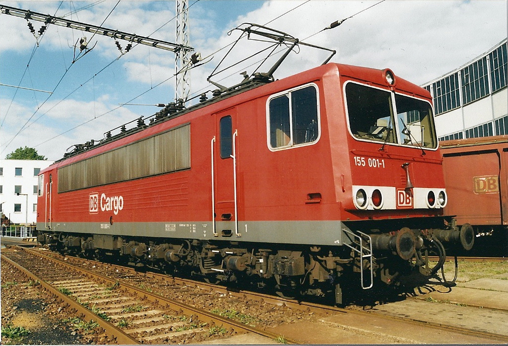 Im Bw Senftenberg zeigt sich im August 2003 die 155 001.Hinweis:Eingescanntes Bild.