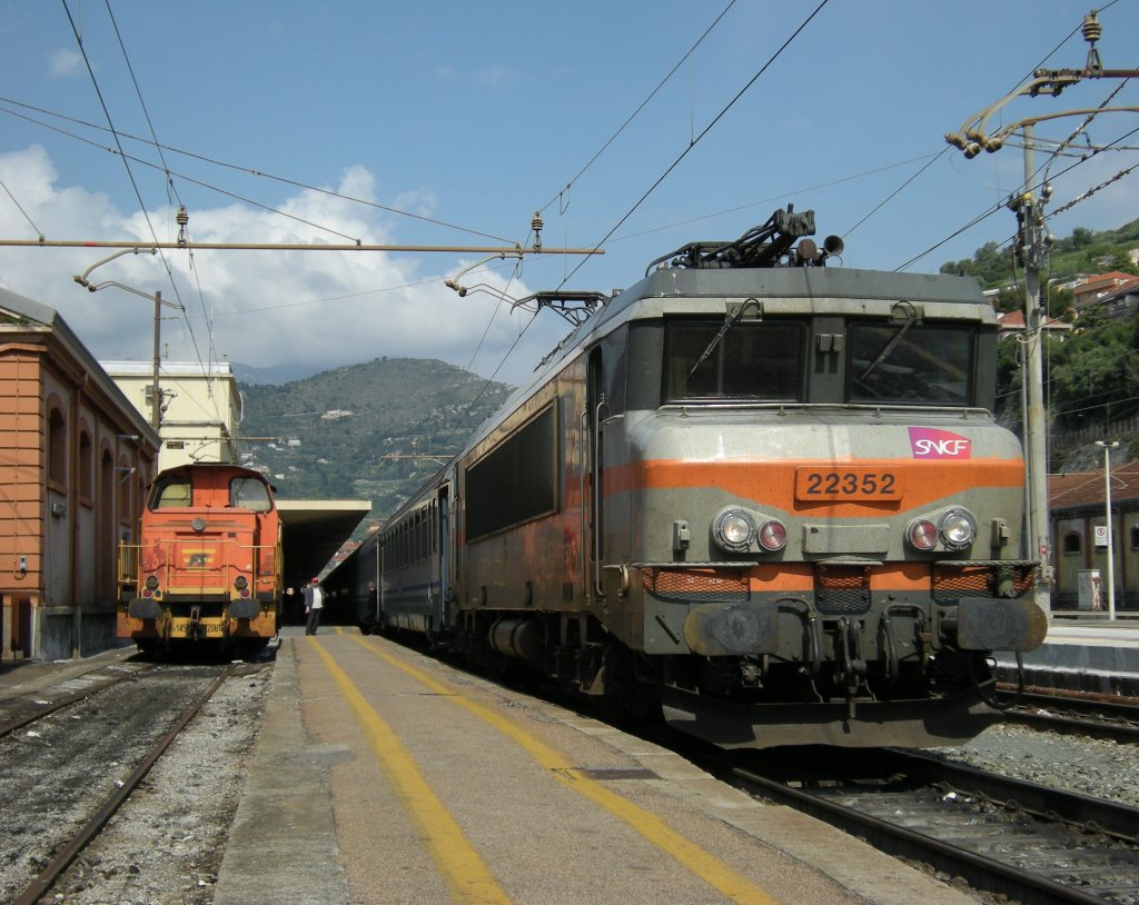 Im Grenzbahnhof von Ventimiglia wartet die SNCF BB 22352 vor dem IC  139 nach Milano auf die italienische Ablsung. 
24.04.2009