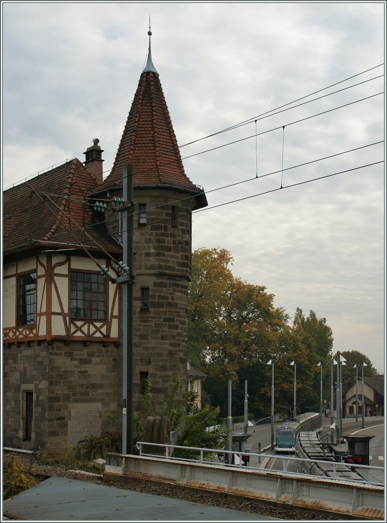 Im linken Bildteil das Stellwerk von Krimmeri Meinau, im rechten Bildteil der moderne Straburger Nahverkehr.
29. Okt. 2011