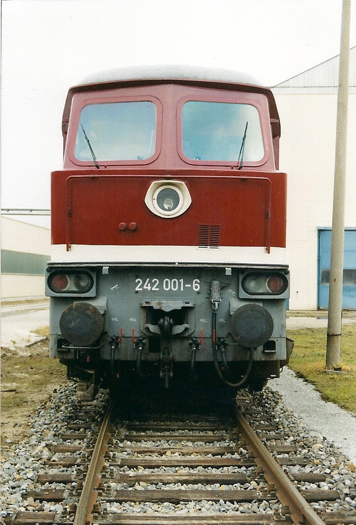 Im RAW Cottbus zeigt sich im Dezember 2001  die 242 001.Aufflig ist der Verzicht auf den Schneerumer sowie die Metallgefassten Frontfenster.