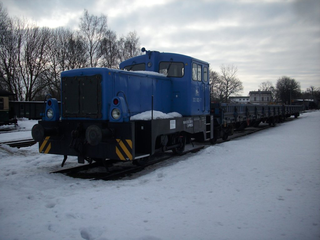 Im verschneiten Putbus stand am 27.Februar 2010 PRESS 312 002 mit zwei Flachwagen.