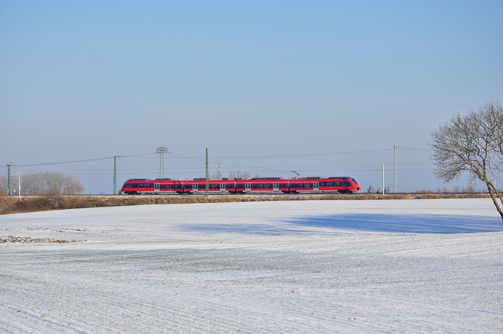 Immer wieder sind die Triebwagen der Baureihe 442 in Rostock anzutreffen.Ein unerkannter Vertreter dieser Baureihe rollt zu einer der unzhligen Testfahrten durch Gragetopshof.Geknipst am 31.01.2012.