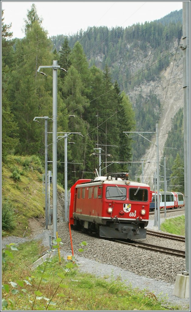 In flottem Tempo durch die Doppelspur S-Kurve bei Filisur traktiert die Ge 4/4 I den Glacier Express Davos - Zermatt am 16. Sept 2009.