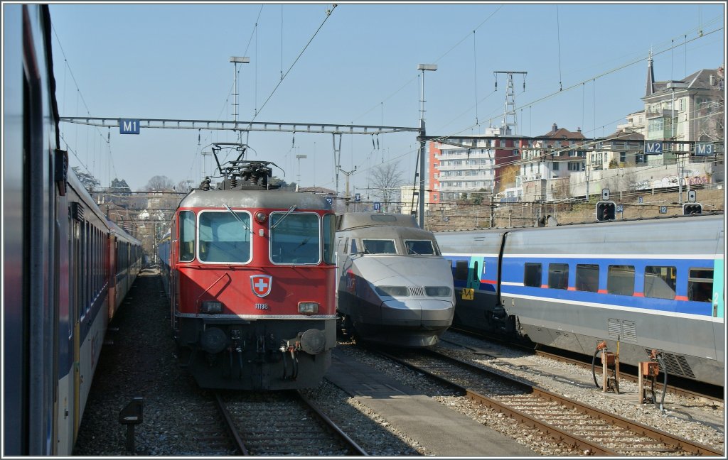 In den wenigen Zgen die noch Wagen mit Fenster zum ffnen fhren, kann man auch das sonst nicht zugngliche Bahngelnde fotografieren: TGV und Dispozug in Lausanne am 2. Mrz 2012