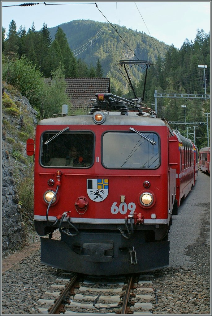 In Wiesen kreuzt unser Zug nach Davos den Bernina-Express Davos - Tirano der von der RhB Ge 4/4 I 609 gezogen wird.
19.09.2009
