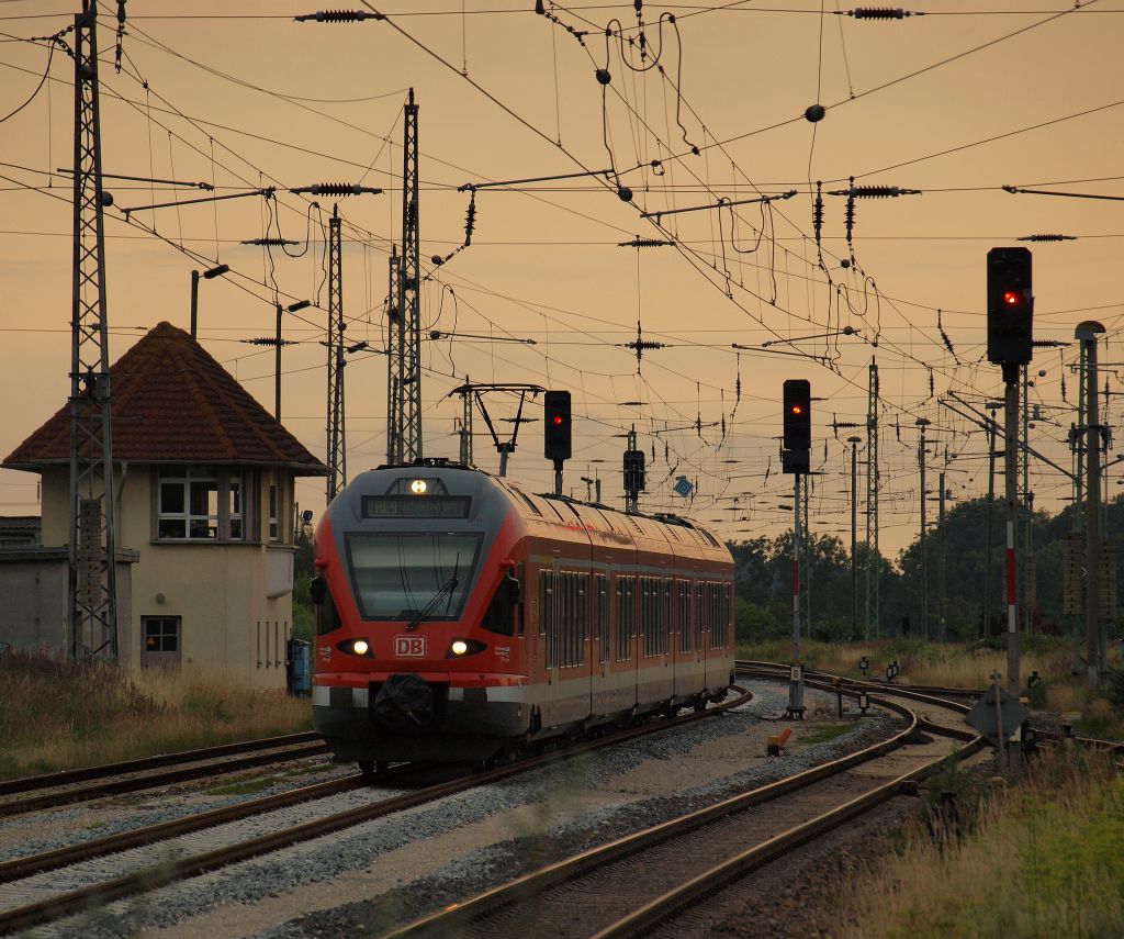 Inform eines Flirt fuhr der RE 19033 nach Binz in den Bergener Bahnhof am 20.7.11 ein.