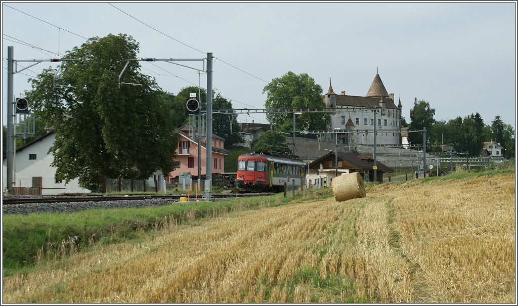 Kaum zu sehen ist der Regionlazug 4345, der nur aus dem RBe 540 021-3 besteht, beim Halt in Oron auf der Hauptstrecke Lausanne - Bern am 10. August 2010.