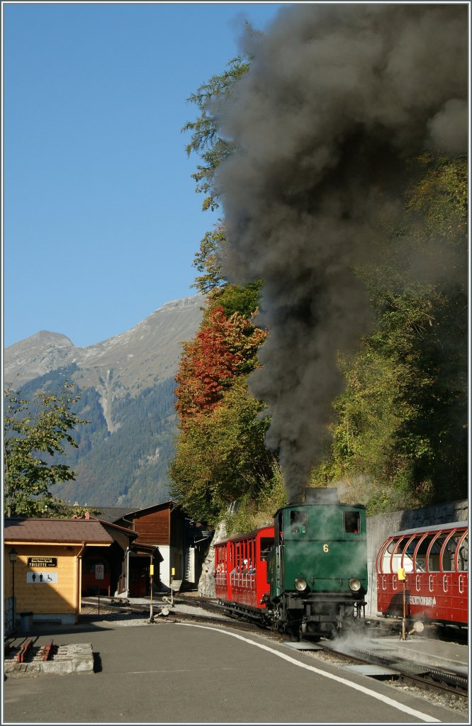Kleine Lok - mchtig viel Rauch! 
Die BRB Dampflok N 16 verlsst mit einem Zug den Bahnhof Brienz (BRB).
1. Okt. 2011