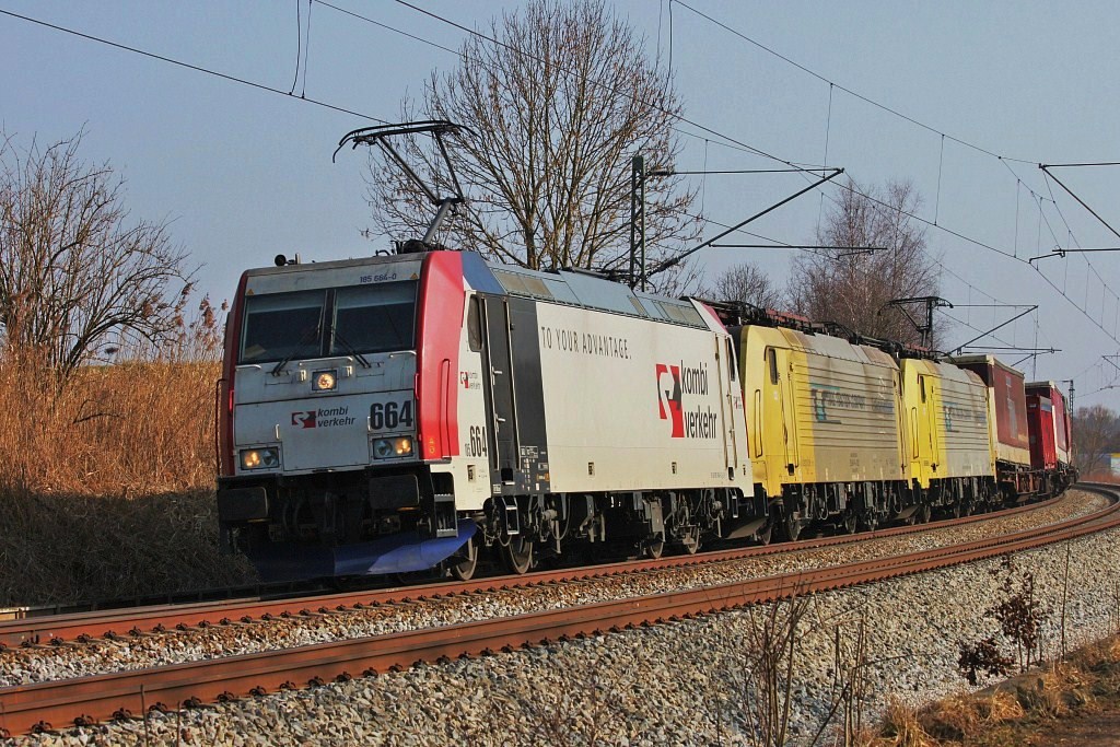 Kombi-Verkehr 185-664 mit 2 Dispo-189ern und KLV-Zug im Schlepp bei Weiching zwischen Rosenheim und Mnchen am 5. Mrz 2011.