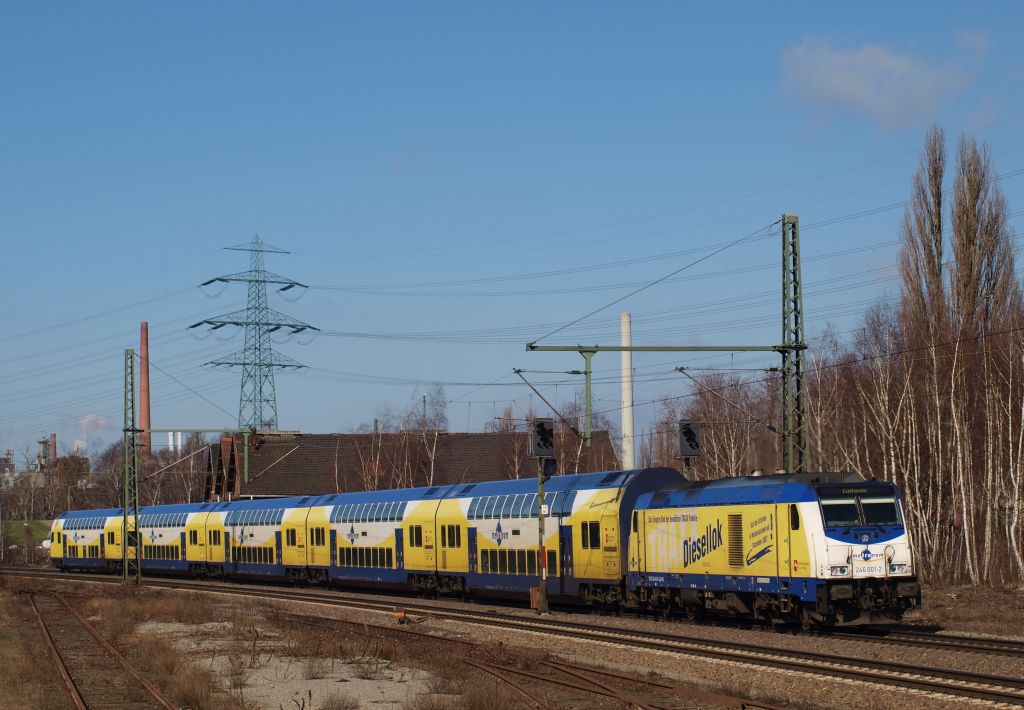 Krftig am Schieben war 246 001-2 am Metronom nach Cuxhaven durch HH-Unterelbe am 19.3.