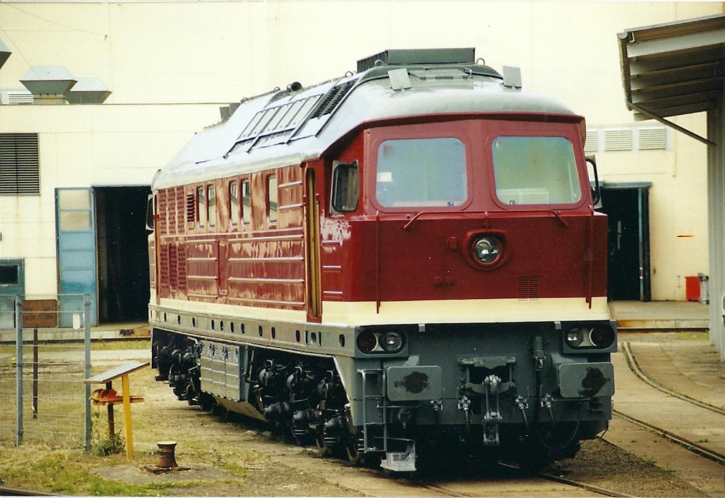 Kurz vor Abschluss der HU zeigt sich die 232 004 der Leipziger Eisenbahngesellschaft im Aw Cottbus.Geknipst im August 2006.