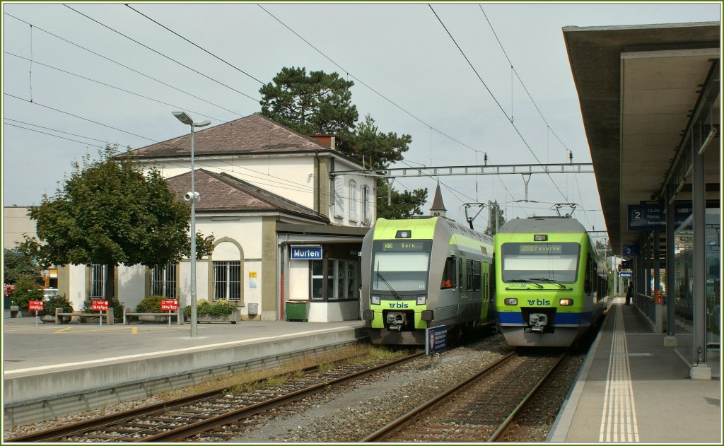  Ltschberger  als S 5 nach Bern und  Nina  als Regionalzug nach Payerne in Murten am 6. Sept 2010. 
  