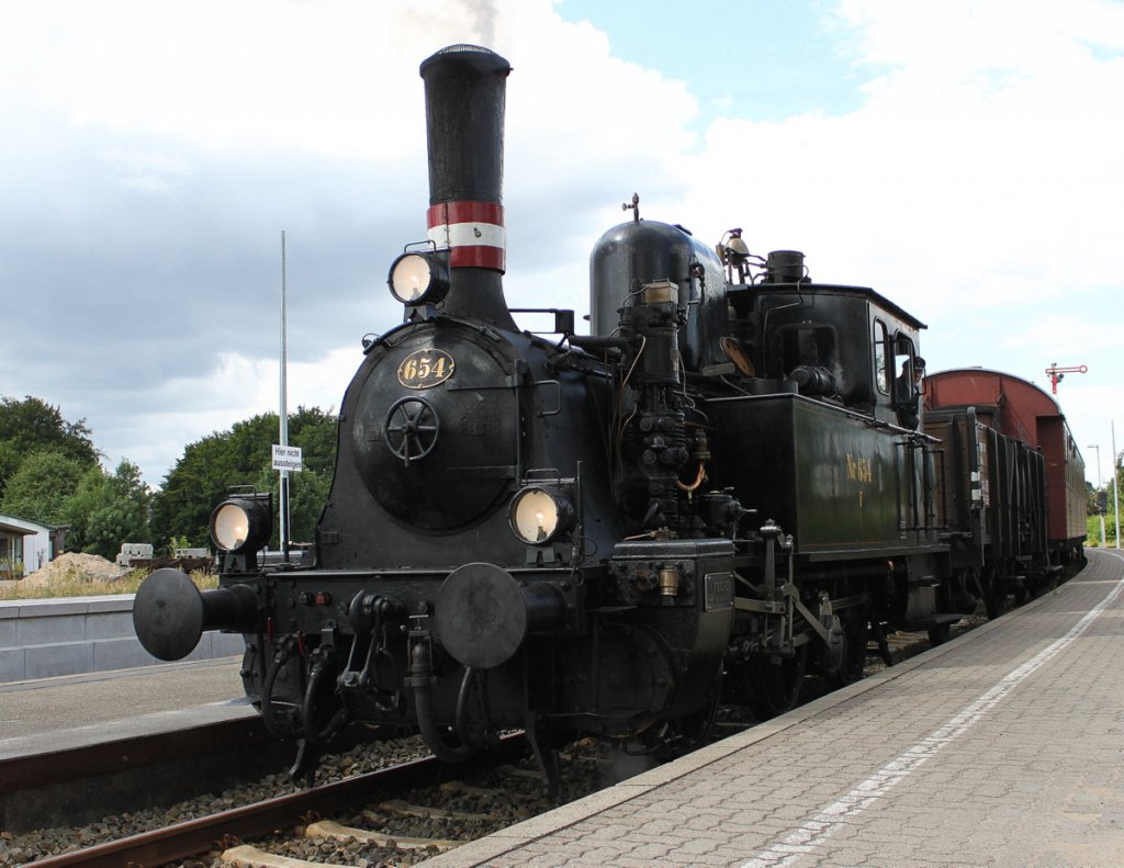 Lok 654 der Angelner Dampfeisenbahn im Bahnhof von Sderbrarup am 25.07.2010