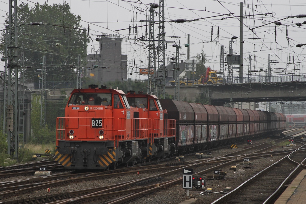 Lok Nr.825 und 824 der RBH durchfuhren am 04.09.2010 den Hagener Hbf