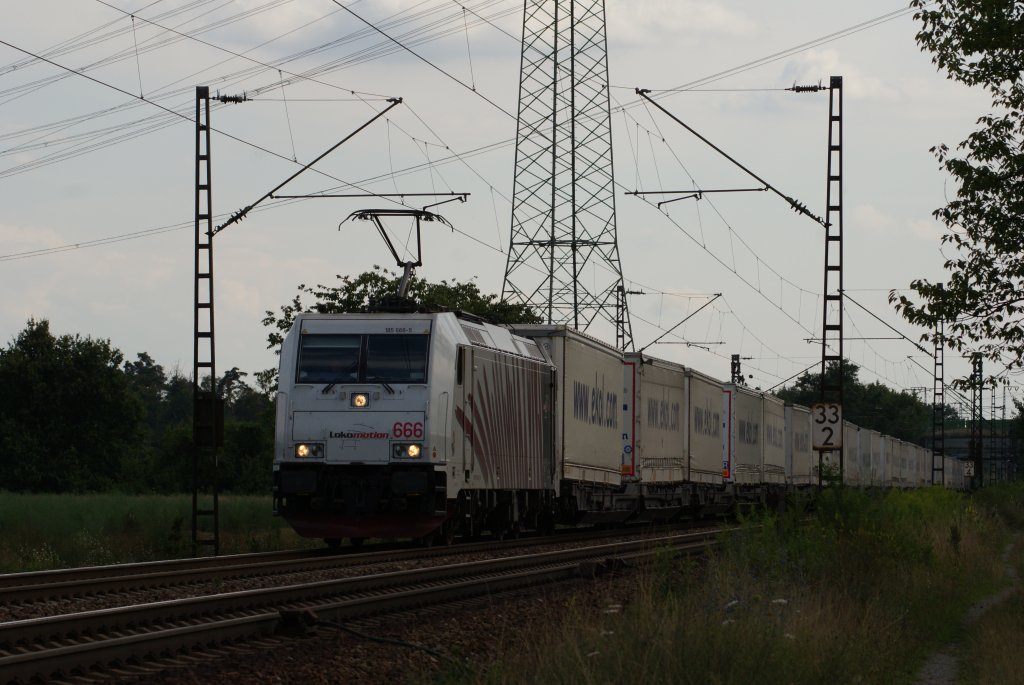 Lokomotion 185 666-4 mit dem Ekol Zug in Wiesental am 04.08.2010