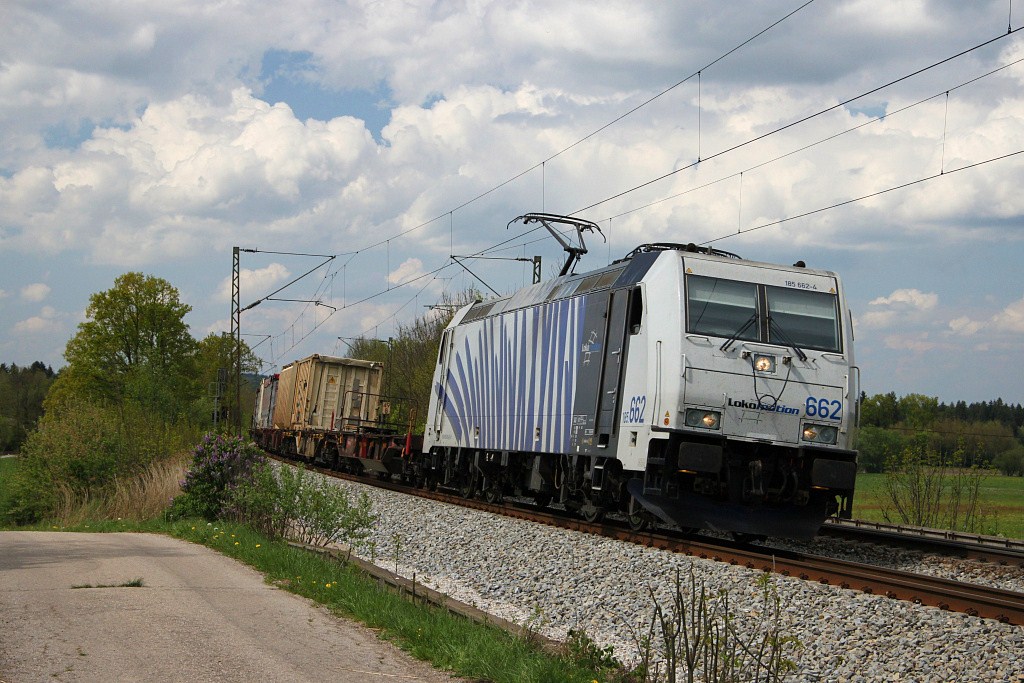 Lokomotion-Zebra 185-662 mit KLV-Zug bei Weiching auf der Fahrt von Mnchen in Richtung Rosenheim am 30. Apr. 2011.