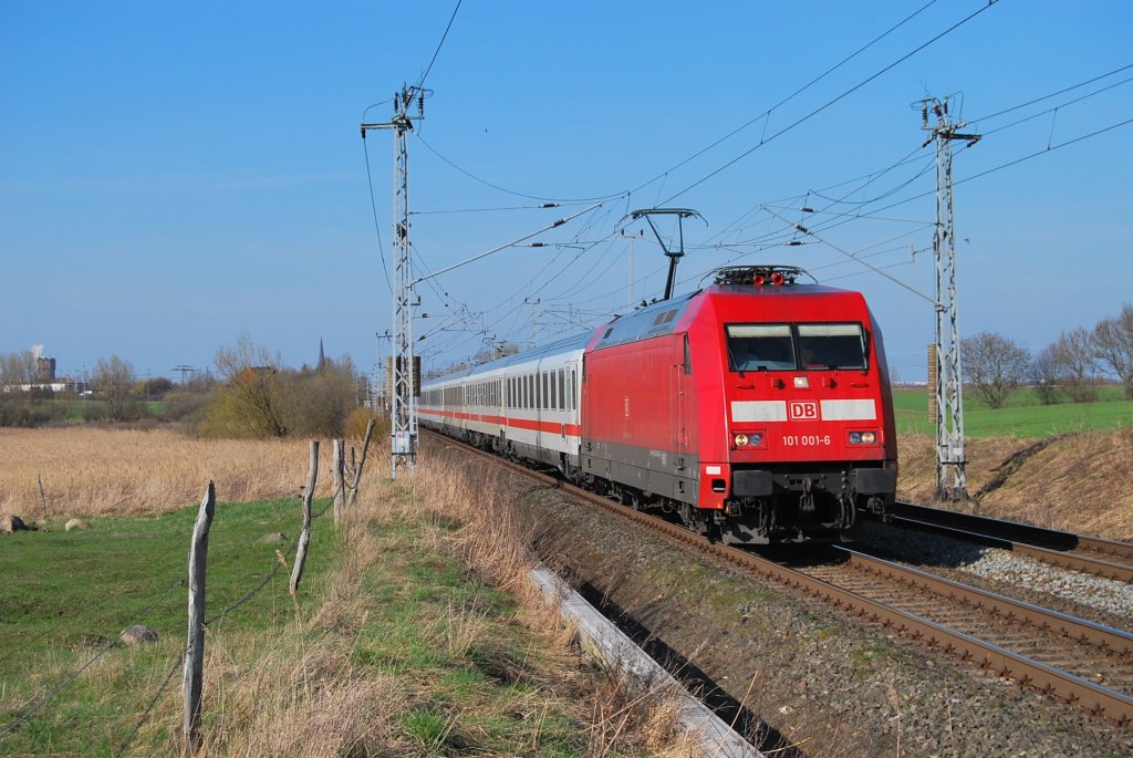 M 07.04.2009 befrdert die 101 001 den IC 2379 nach Karlsruhe.Hier in Sildemow.
