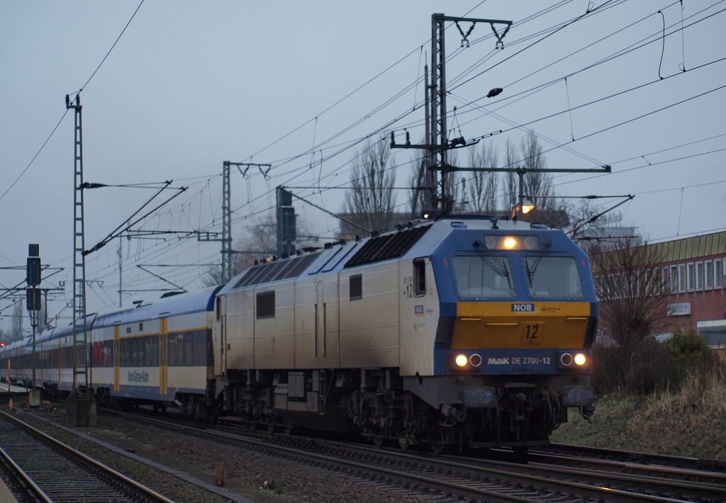 MAK DE 2700-12 beschleunigte die NOB nach Westerland aus dem Bahnhof von Elmshorn am 22.1.
