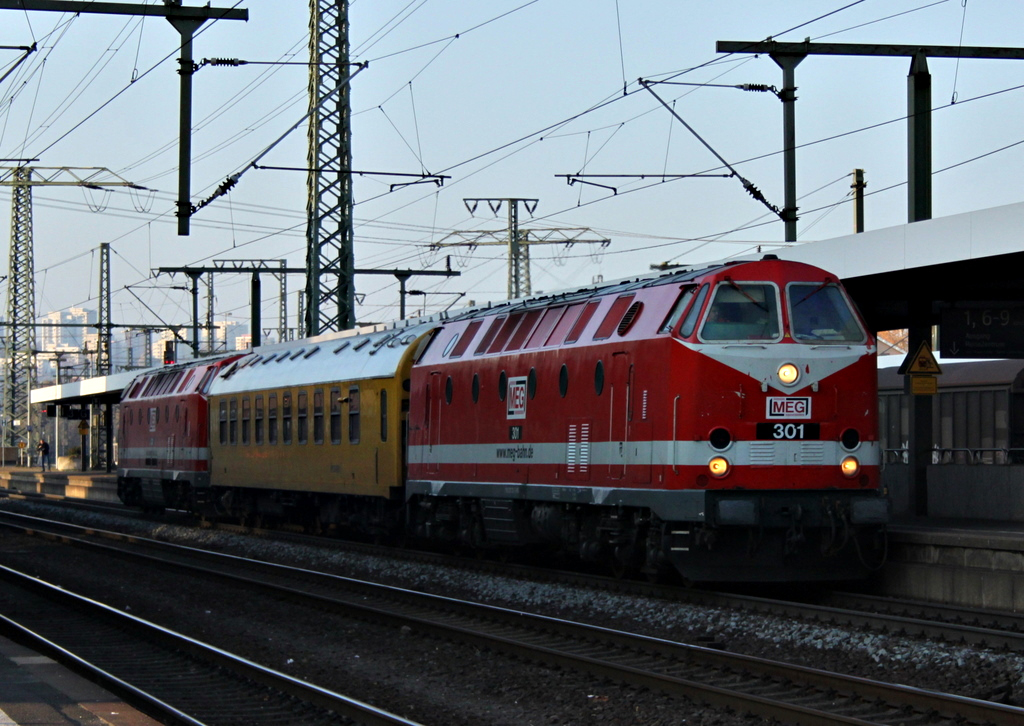 MEG 301(229 120-1) und MEG 302(229 173-0) mit Messwagen am 09.11.11 in Fulda