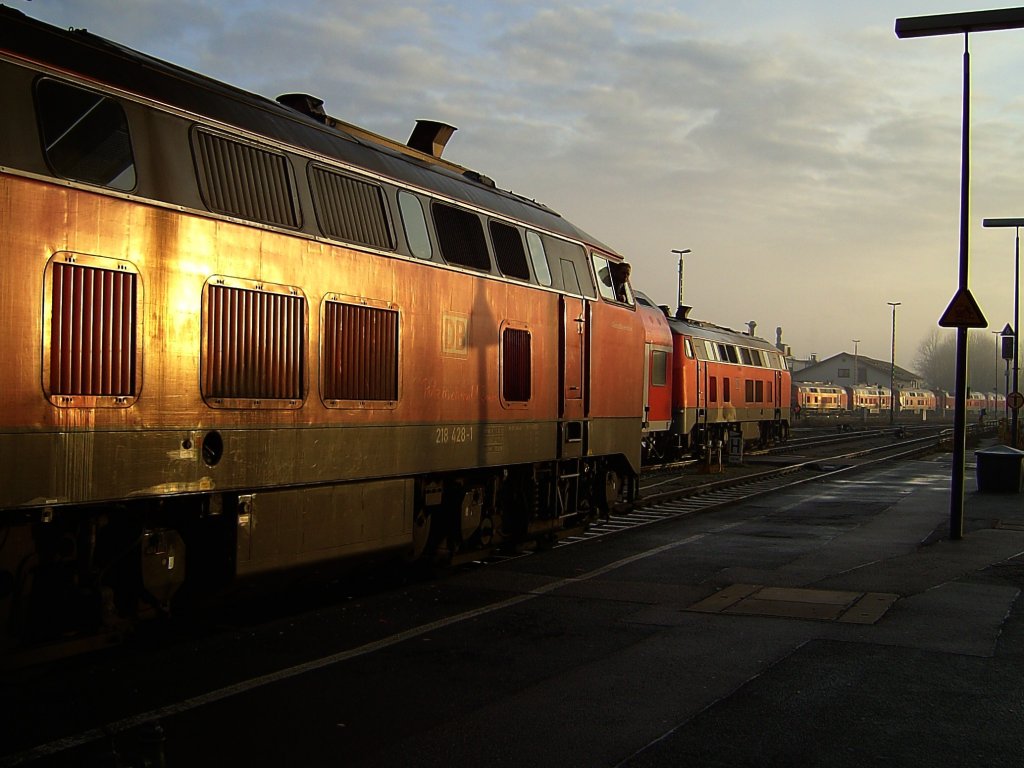 Mehrere Loks der BR 218 am 01.12.2007 in Mhldorf bei aufgehender Sonne. 
