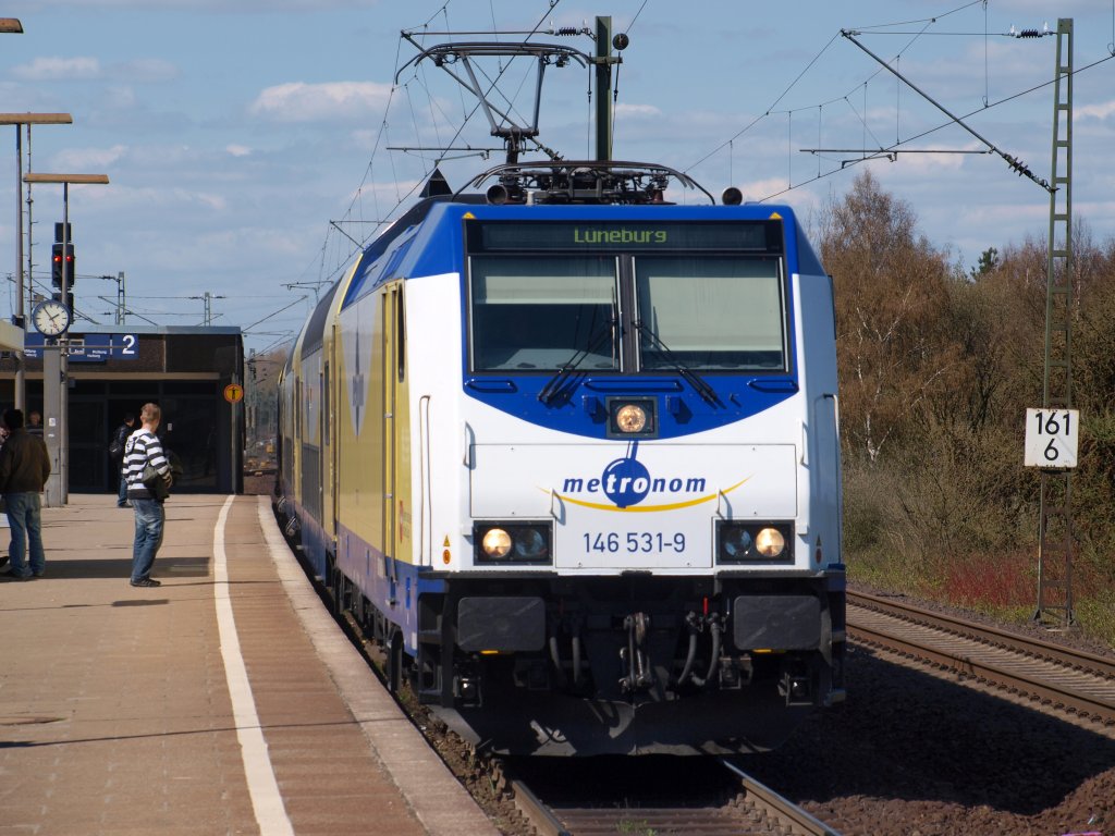 Metronom Regional schlich am 15.4 in den Bahnhof Maschen. Zuglok war 146 531-9.