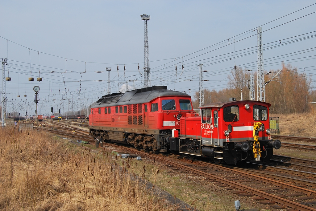 Mit der 335 153 im Schlepp rollt die 233 322 am Stw B11 entlang.Geknipst am 26.03.2010 in Rostock-Seehafen.