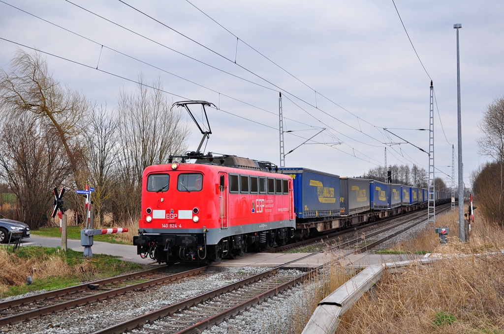 Mit dem DGS 48320 aus Brno rollt die EGP-Lok 140 824 am 21.03.2012 durch Sildemow.Das Ziel Rostock-Seehafen ist fast erreicht.