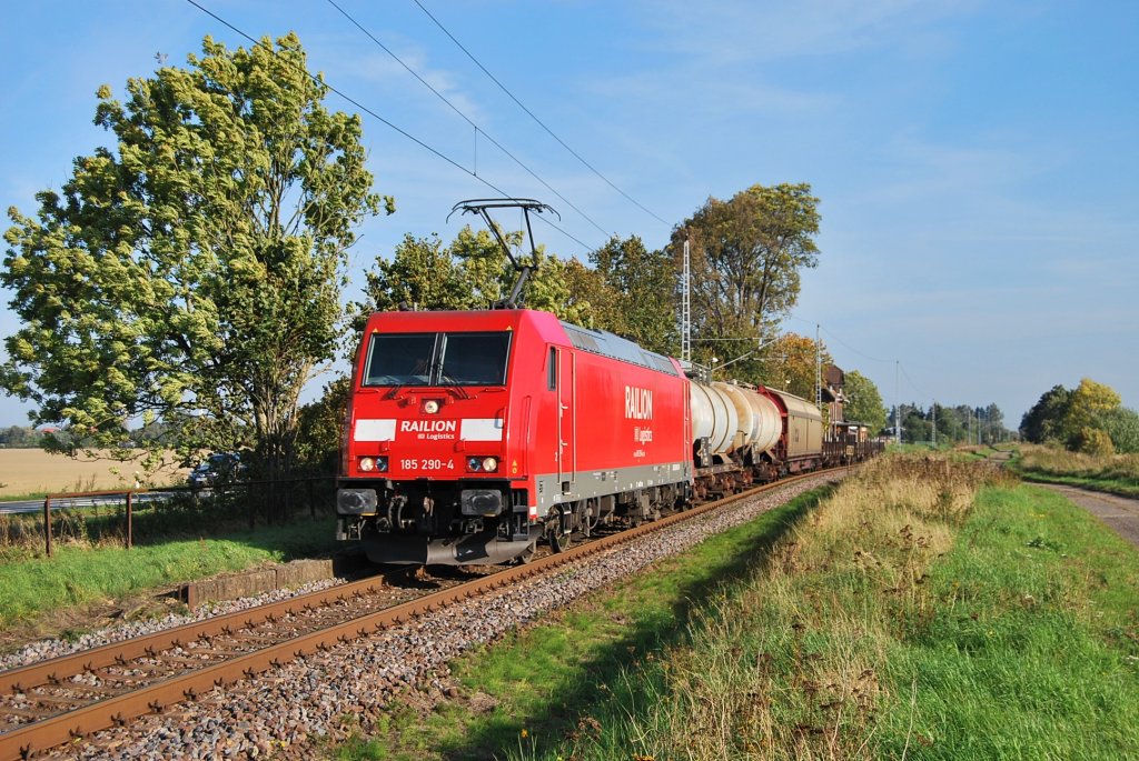 Mit dem FZT 53201(Mukran/Stralsund-Rostock Seehafen) rollt die 185 290 am 04.10.2010 durch Mnchhagen.