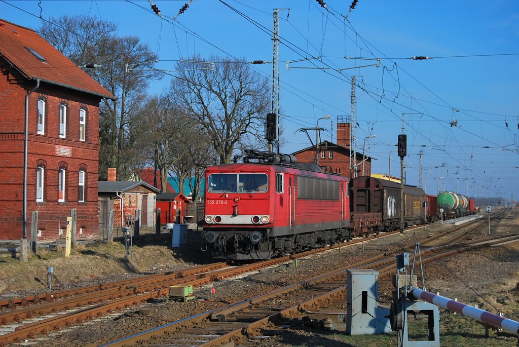 Mit dem FZT 53201(Mukran/Stralsund-Rostock Seehafen) rollt die  155 270 am 23.02.2011 durch Bentwisch.