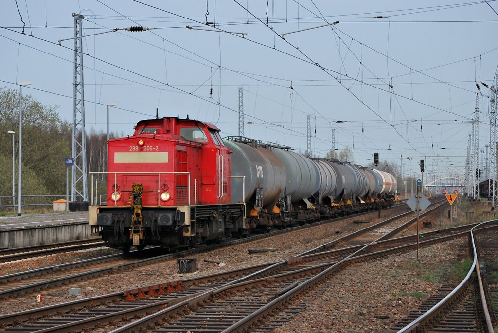 Mit dem FZT 53247 nach Lalendorf brummt am 11.04.2011 die 298 306 durch Rostock Seehafen-Sd.