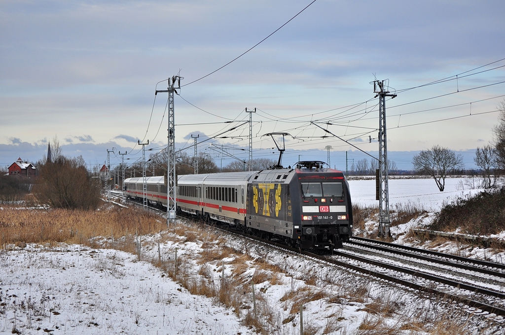 Mit dem IC 2377 nach Karlsruhe rollt die 101 141 am 22.01.2013 durch Sildemow.