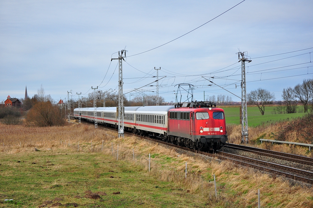 Mit dem IC 2409 nach Hamburg rollt die 115 448 am 15.01.2012 durch Sildemow in Richtung Schwerin. 