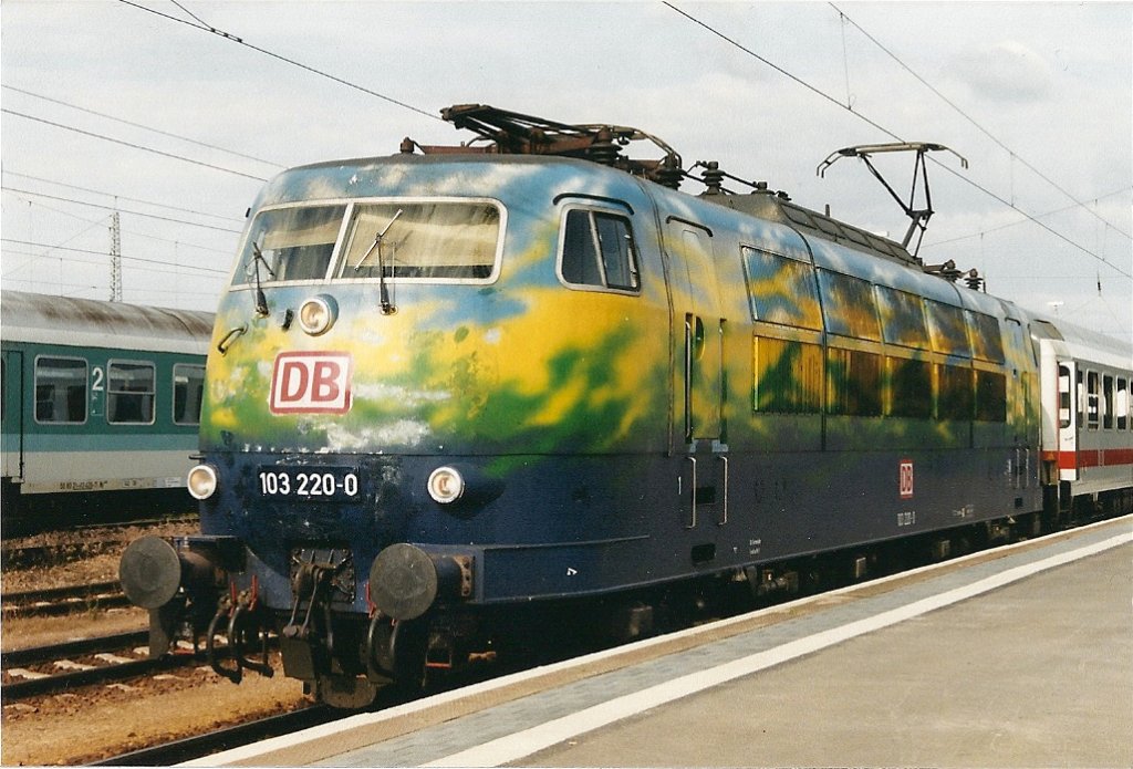 Mit dem IC 42 steht die 103 220 am 08.06.2002 in Cottbus Hbf.